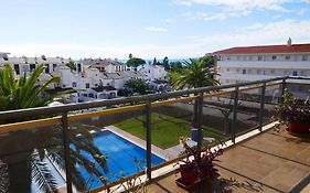 50 m de la plage! Proche du centre ville! Piscine! Vue sur mer et montagnes! Wifi! 2 vélos à disposition!